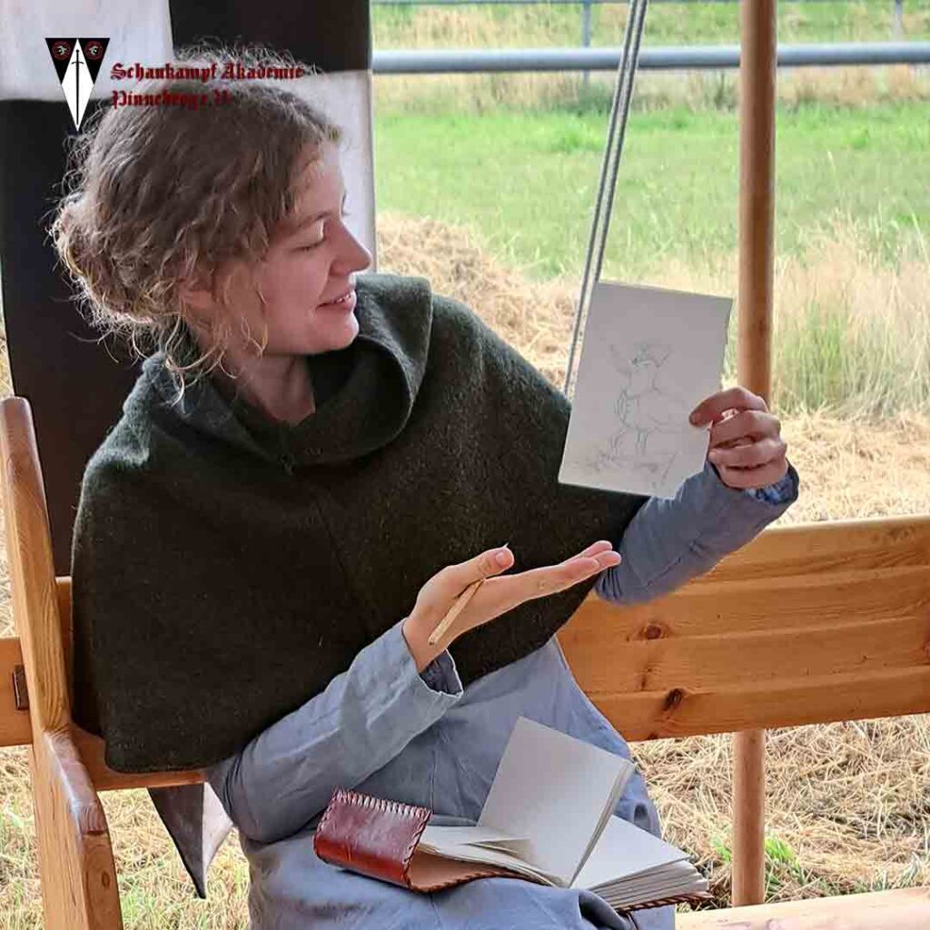Mitglied Nathalie zeigt stolz ihre Zeichnung einer Möve